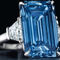 На майских торгах было продано кольцо с великолепным бриллиантом Oppenheimer Blue. Голубой камень изумрудной огранки в 14,62 карата стал самым дорогим ювелирным лотом в истории.