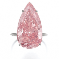 Розовый бриллиант Unique Pink в 15,38 карата был куплен неизвестным за 31,6 млн. долларов. За каждый карат новый владелец заплатил больше двух миллионов! 