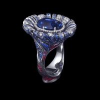 Это уникальное кольцо придумано по просьбе владелицы Лондонского ювелирного бутика, в котором представлены только эксклюзивные драгоценности от лучших ювелирных художников России.