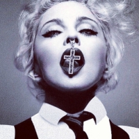Мадонна приковывает к себе внимание смелыми жестами, а за ней их повторяют миллионы девушек по всему миру.