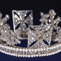 Диадема Георга IV, или бриллиантовая тиара, создана компанией Rundell, Bridge & Rundell по специальному заказу его Величества к коронации.
