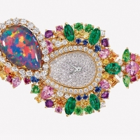 Dior et D’Opales – бриллиантовый циферблат прячется под опалом в форме капли.