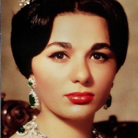 В 1958 году Harry Winston создал в честь ее помолвки с шахом семиконечную тиару с изумрудами, розовыми и желтыми бриллиантами.