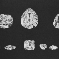 Эксперты оценили камень, а затем решили расколоть его на 9 крупных и 96 мелких алмазов. Общий вес обработанных бриллиантов составил 1063,65 каратов.