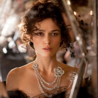 Ожерелье Mademoiselle и колье Camelia Poudre Chanel, в котором Анна Каренина в исполнении Киры Найтли появляется на приеме у княгини Бетси