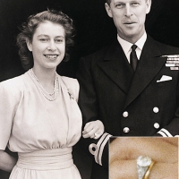 Принц Филипп заказал помолвочное кольцо для королевы Елизаветы II у ювелира Филиппа Антробуса из Garrard.
